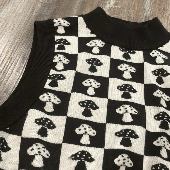 Forever21 checkerboard mushroom sweater vest medium - Picture 7 of 9